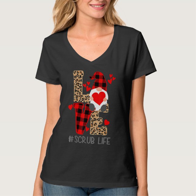 Camiseta LOVE SCRUB Life Valentine Day 2023 Gnomes Nurses (Frente)