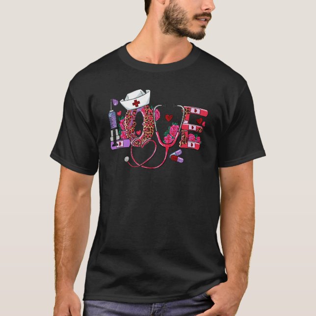 Camiseta LOVE Stethoscope Nurse Life Valentine Day Leopard  (Frente)
