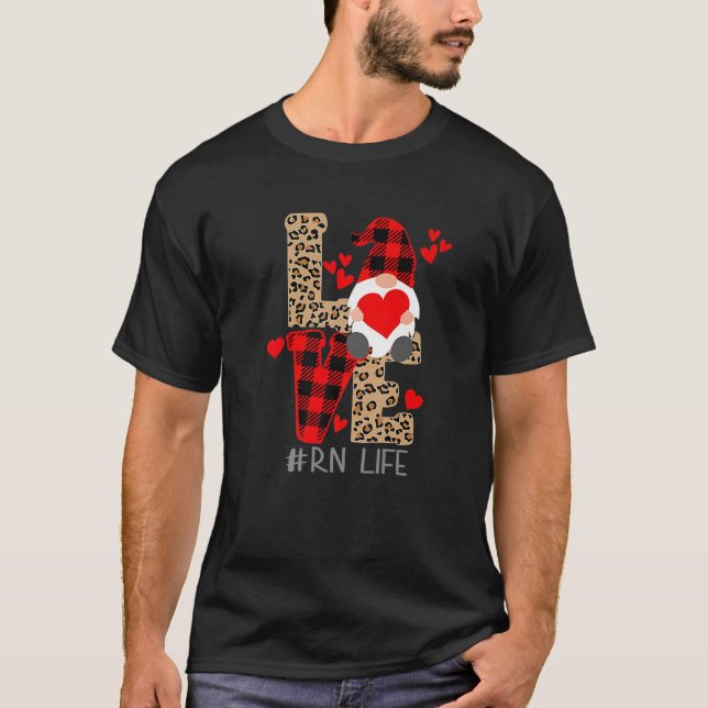 Camiseta LOVE Stethoscope RN Life Valentine Day 2022 Gnomos (Frente)
