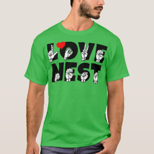 Camiseta LOVE texto NEST e design de idioma de sinal ASL