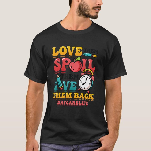 Camiseta Love Them Spoil Them Give Them Back Daycarelife Da (Frente)