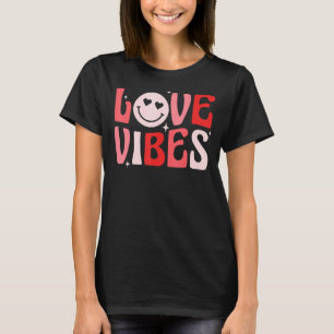 Camiseta Love Vibs Hugs & Kisses Groovy Happy Namorados
