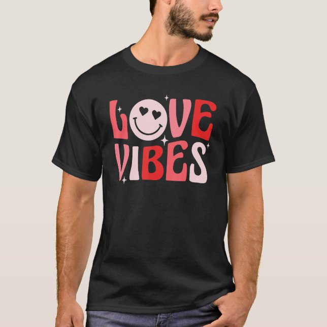 Camiseta Love Vibs Hugs & Kisses Groovy Happy Namorados (Frente)