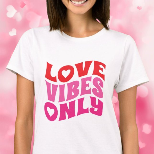 Camiseta Love Vibs Only Red Pink Typografia Dia de os namor (Criador carregado)
