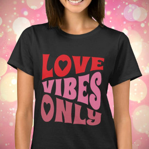 Camiseta Love Vibs Somente Typografia Red Pink Mauve Retro