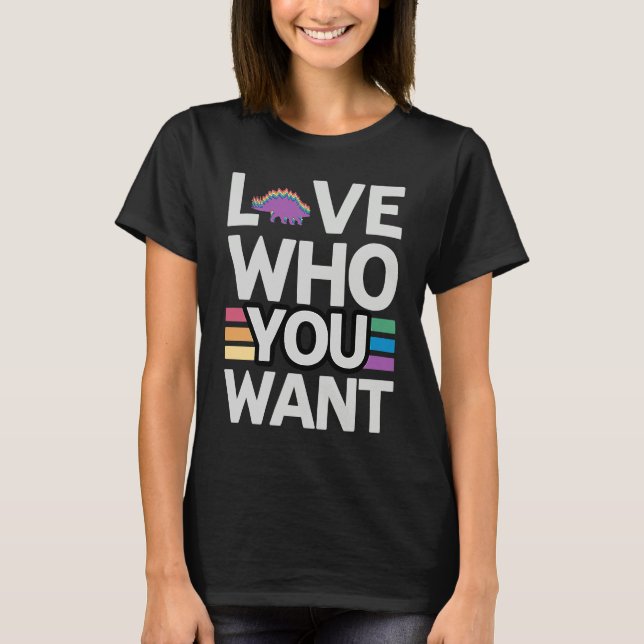 Camiseta Love Who You Want Stegosaurus LGBTQ Dinosaur (Frente)
