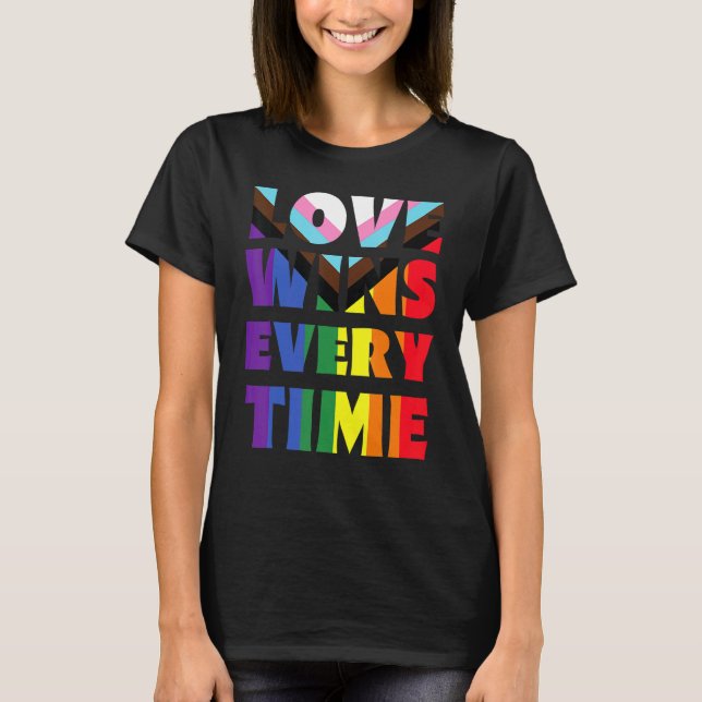 Camiseta Love Wins Every Time Lgbtqia+ Rainbow Flag Gay Pri (Frente)