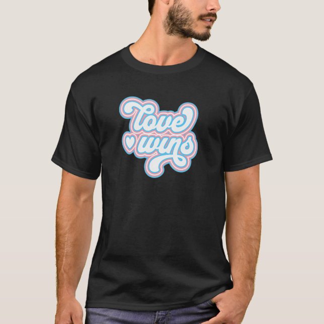 Camiseta Love Wins Trans Prie Transgender Flag LGBTQ+ (Frente)