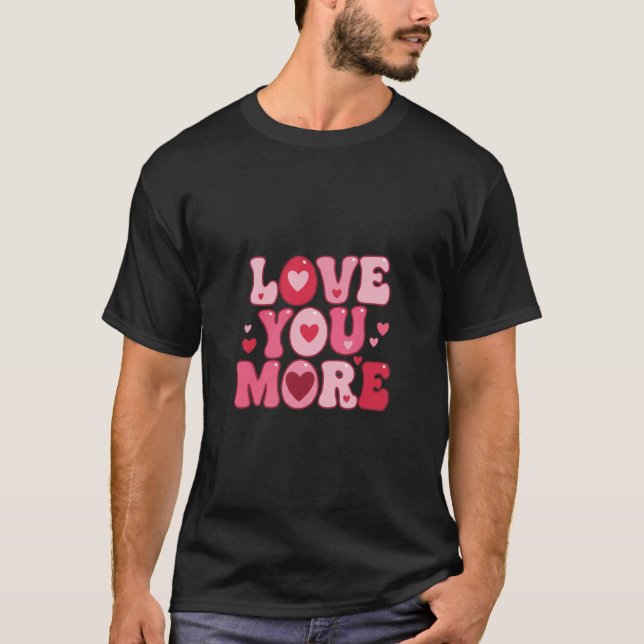 Camiseta Love You More – Retro Groovy Typography Design (Frente)