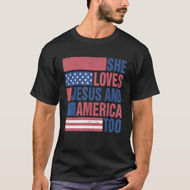 Camiseta Loves Jesus And America Too Retro 4th of July Prou (Frente)