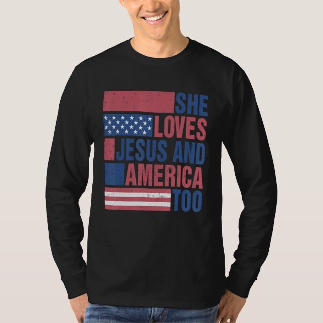 Camiseta Loves Jesus And America Too Retro 4th of July Prou (Frente)
