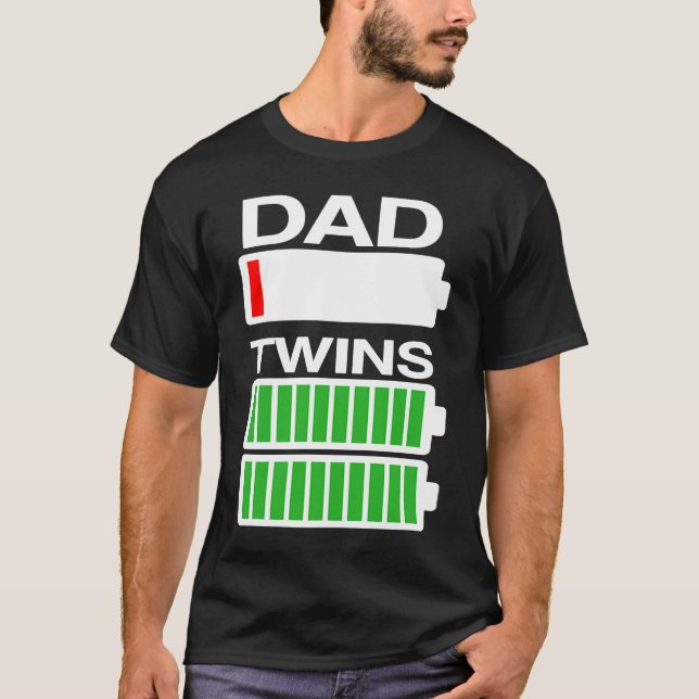 Camiseta Low Battery Dad Of Twins Mom 1 Mom And Dad Matchin (Frente)
