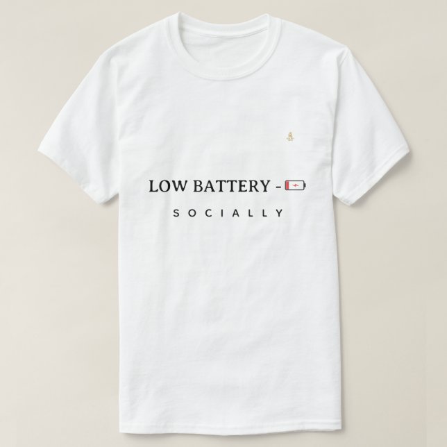 Camiseta Low Battery Socially | Minimalist Funny Quote T-Sh (Frente do Design)
