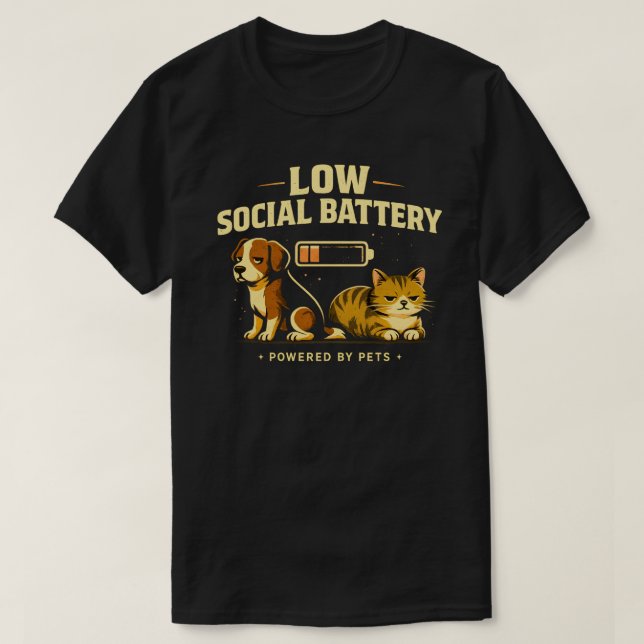 Camiseta Low Social Battery Funny Dog and Cat Introvert Pet (Frente do Design)