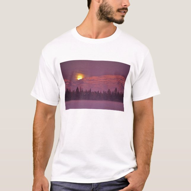 Camiseta Lua cheia nasce sobre a montanha Teakettle durante (Frente)