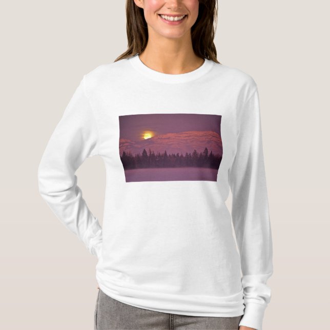 Camiseta Lua cheia nasce sobre a montanha Teakettle durante (Frente)