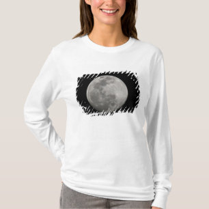 Camiseta Lua de Cheio em preto e branco. Crédito como: Art