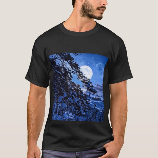 Camiseta Lua sobre abetos de neve e costa marítima à noite (Frente)