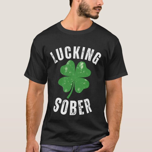 Camiseta Lucking Sober Drinking  Offensive St Patricks Day  (Frente)