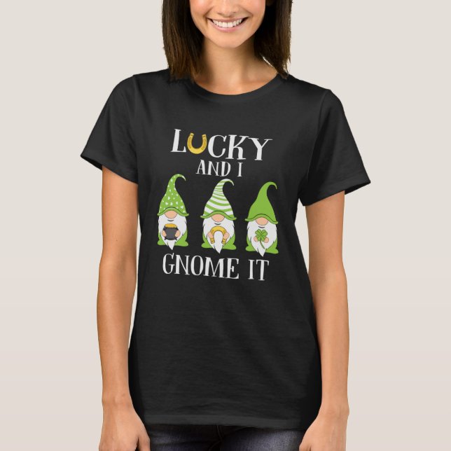 Camiseta Lucky and I Gnome It Three Lucky Gnomes St Patrick (Frente)