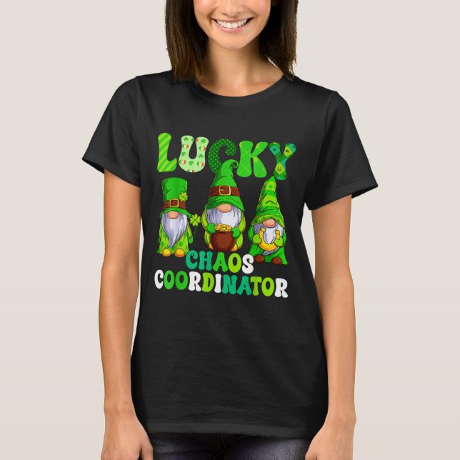 Camiseta Lucky chaos coordinator shamrock leopard gnomes (Frente)