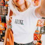 Camiseta Lucky Charm Dia de São Patrício Lucky Clover<br><div class="desc">Celebrar Ruas. O Dia de Patrick em estilo com esta T-shirt sortuda! Projetado com uma fonte de máquina de escrever inspirada em vintage e uma sutil shamrock,  este equipamento é perfeito para roupas festivas,  visto casual ou camadas. É ideal para espalhar vibrações sortudas e orgulho irlandês.</div>