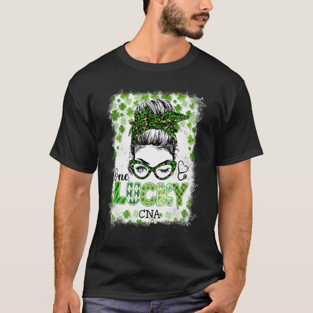 Camiseta Lucky Cna Nurse Messy Bun Leopard Shamrock Rua Pat (Frente)