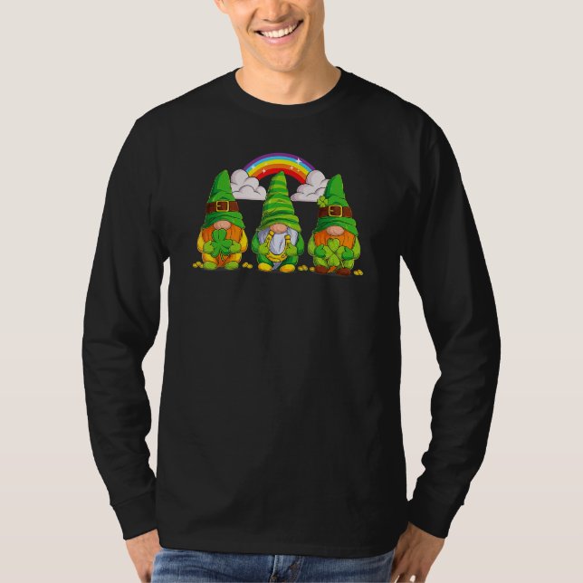 Camiseta Lucky Gnomes Holding Shamrock Clover And Horseshoe (Frente)