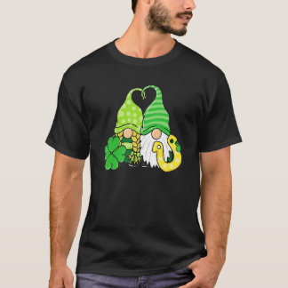 Camiseta Lucky Gnomes Holding Shamrock Clover Horseshoe Pat