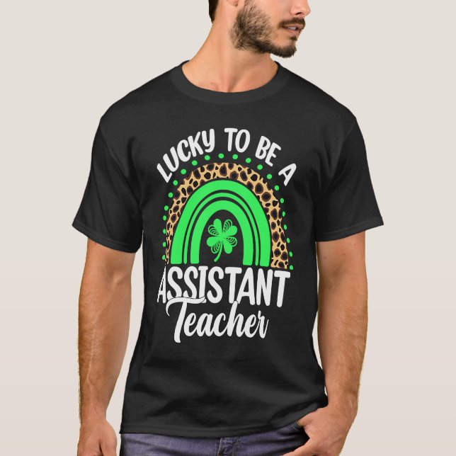 Camiseta Lucky To Be A Assistant Teacher Shamrock St Patric (Frente)