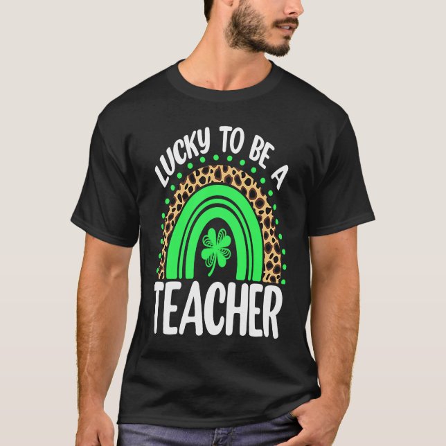 Camiseta Lucky To Be A Teacher Rainbow Teacher St Patricks  (Frente)