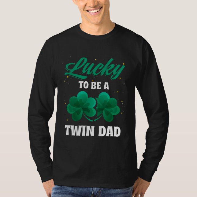 Camiseta Lucky To Be a Twin Dad St Patricks Day Baby Announ (Frente)
