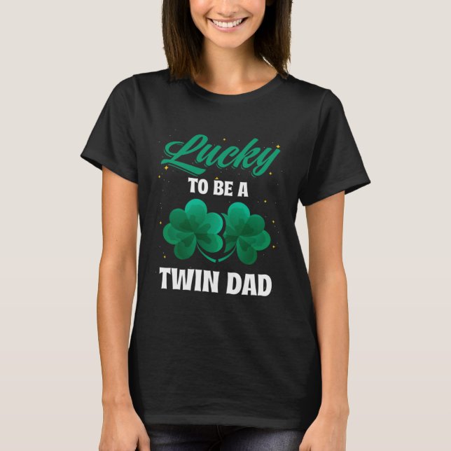 Camiseta Lucky To Be a Twin Dad St Patricks Day Baby Announ (Frente)