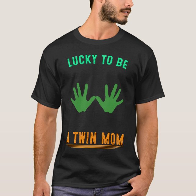 Camiseta Lucky To Be A Twin Mom Patricks Day  Humor (Frente)