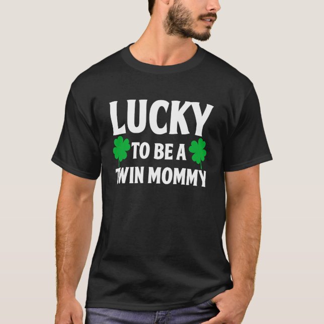 Camiseta Lucky To Be A Twin Mommy  Shamrock St Patrick's Da (Frente)
