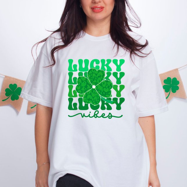 Camiseta Lucky Vibes Dia de São Patrício de Shamrock do Leo (Criador carregado)