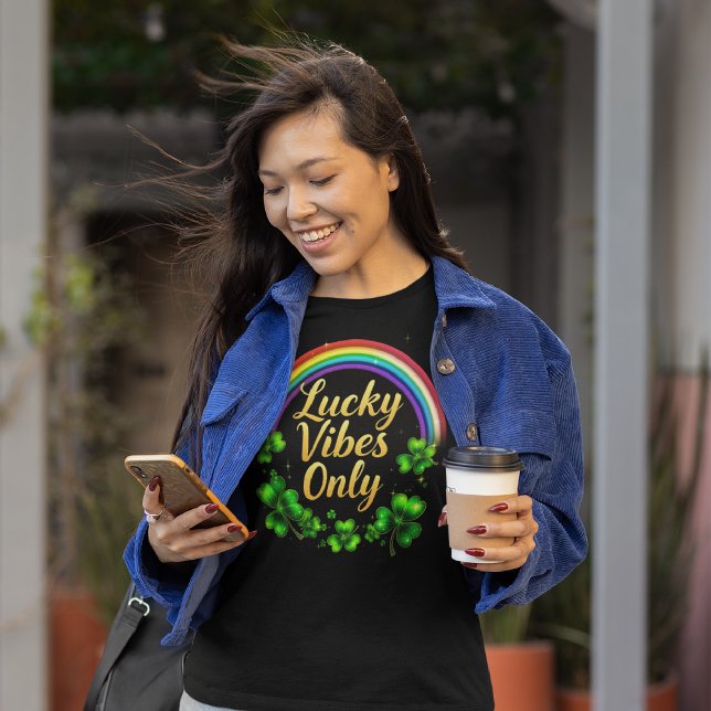 Camiseta Lucky Vibes só xamrock irlandês arco-íris em preto (Criador carregado)
