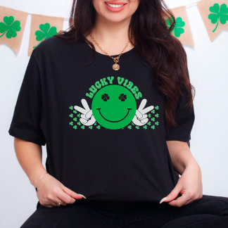 Camiseta Lucky Vibes Verde Sorriso Rosto Shamrock