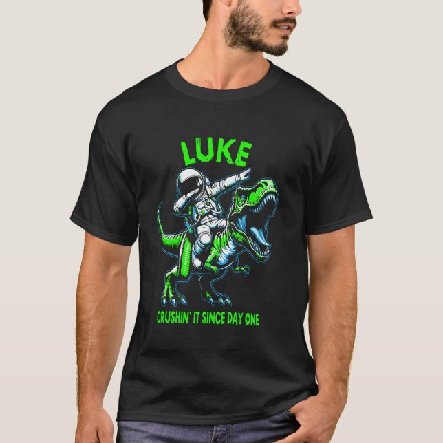 Camiseta Luke Crushin' It Since Day One Astronaut Dinosaur  (Frente)