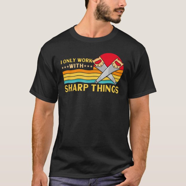 Camiseta Lumberjack Eu Só Trabalho Com Coisas Afiadas Vidas (Frente)