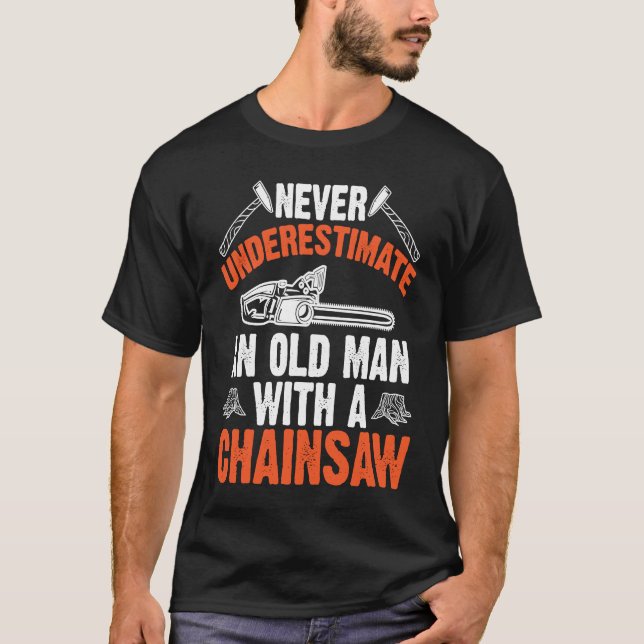 Camiseta Lumberjack Never Underestimate An Old Man Chainsaw (Frente)