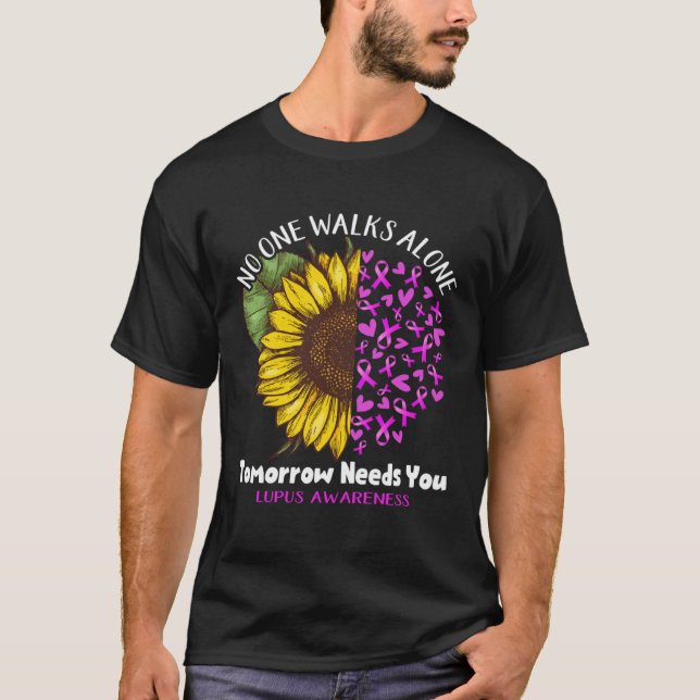 Camiseta Lupus Awareness NO ONE WALKS ALONE TOMORROW NEEDS  (Frente)