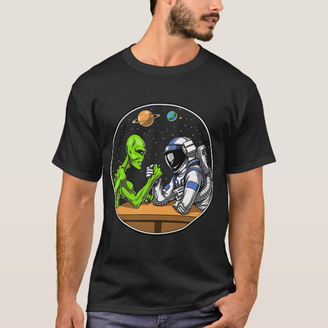 Camiseta Luta de Braço de Astronauta Alien (Frente)