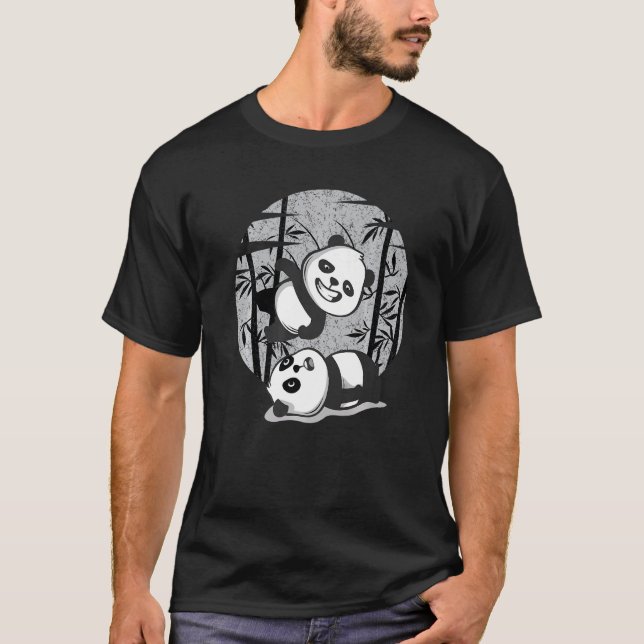 Camiseta Luta Pandas Chineses Bamboo Comendo Animais (Frente)