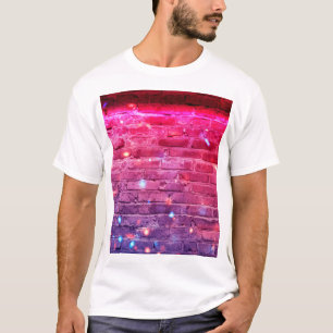 Camiseta Luz neon: parede de tijolos vazia.