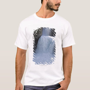 Camiseta Luz solar em cachoeiras no lado de uma montanha
