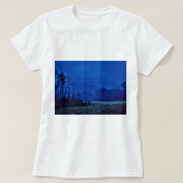 Camiseta Luzes brilhantes em uma montanha azul (Frente do Design)