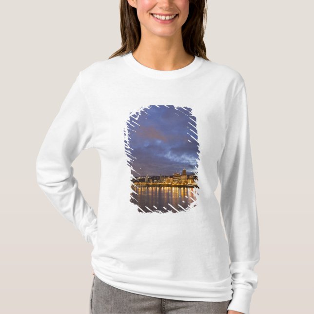 Camiseta Luzes da cidade refletidas no rio Willamette (Frente)