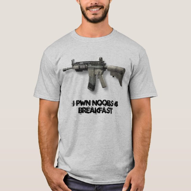 CAMISETA M4A1, PEQUENO ALMOÇO DE I PWN NOOBS 4 (Frente)