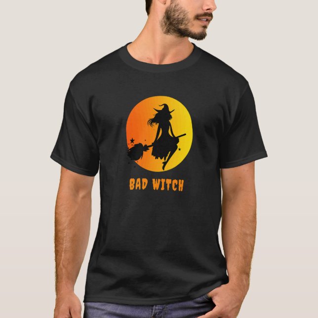 Camiseta Má Bruxa em um Vara Voando sobre a Lua (Frente)
